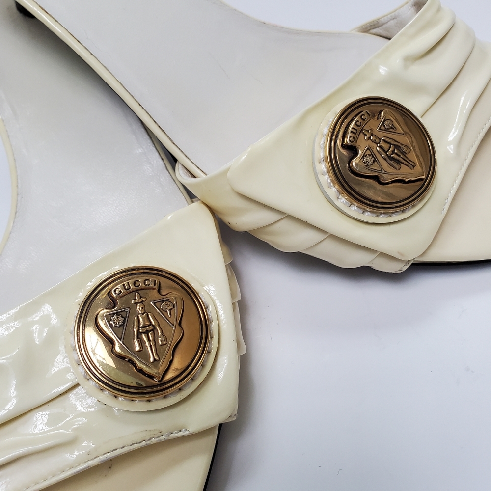 Gucci Ivory Hysteria Patent Leather Gold Button Shoe Open Toe Slide 37C 5.5-6.5
